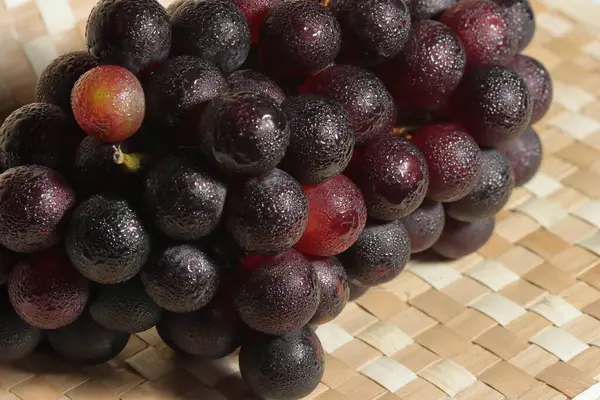 木の背景にあるブドウ 悪いコレステロール予防健康的な果物 アイアンフルーツ — ストック写真