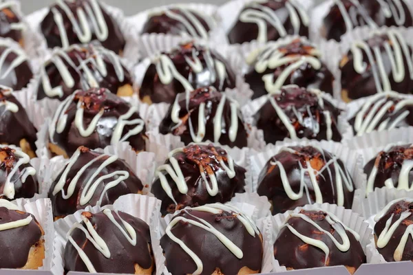 Tahta arka planda çikolatalı profiterol. 