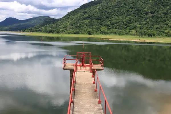 Göl manzaralı. Suda büyük bir köprü. Üzerinde 