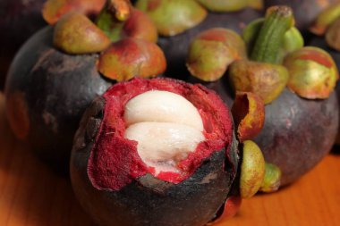 Sulu çekirdekli mangosteen meyvesi. Meyve hamuru biraz asidik ve tatlıdır. Kanser önleme meyveleri