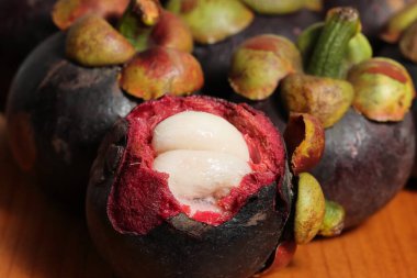 Sulu çekirdekli mangosteen meyvesi. Meyve hamuru biraz asidik ve tatlıdır. Kanser önleme meyveleri