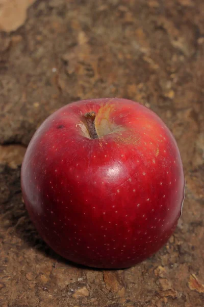 红苹果 有快捷方式 苹果石材的质地和背景 — 图库照片