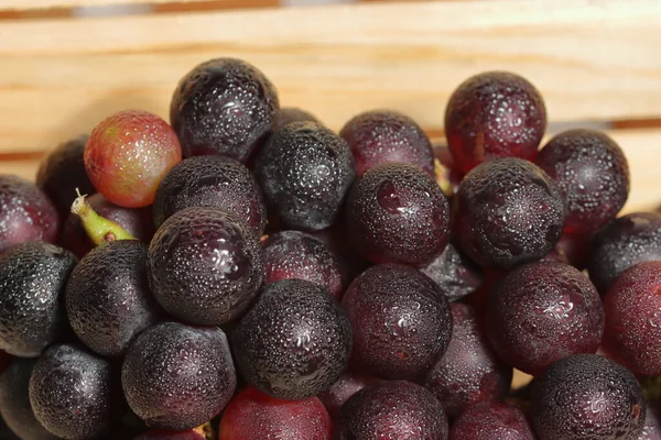 Dojrzałe Winogrona Drewnianym Tle Gromady Dojrzałych Winogron — Zdjęcie stockowe
