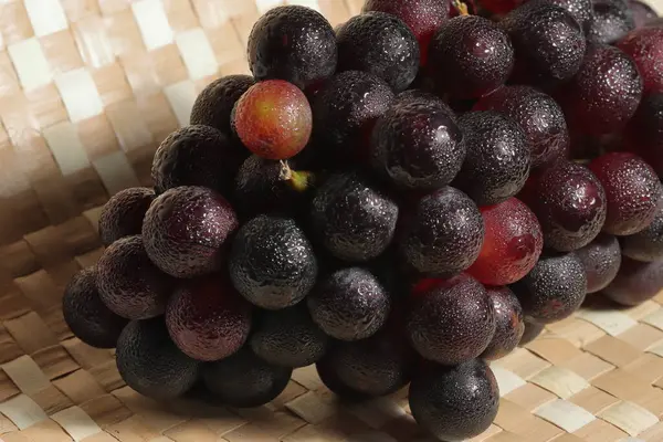 Dojrzałe Winogrona Drewnianym Tle Gromady Dojrzałych Winogron — Zdjęcie stockowe