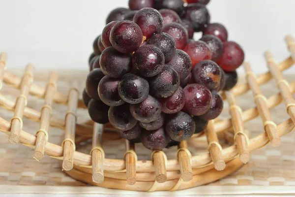Ripe Grapes Wooden Background Clusters Ripe Grapes — Stock Photo, Image