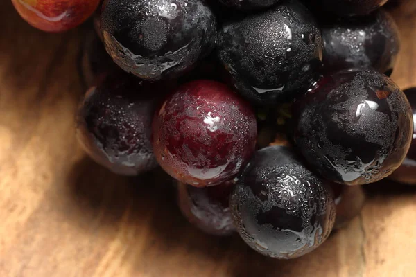 木制底座上的成熟葡萄 成熟的葡萄丛生 — 图库照片