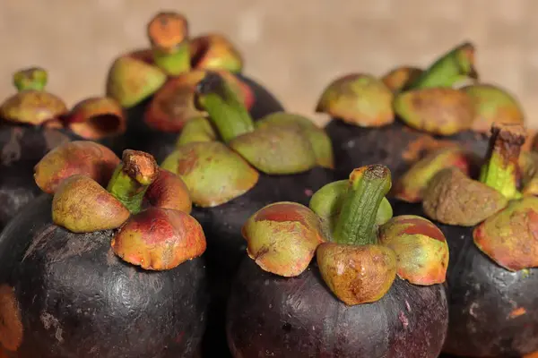 Ahşap arka planda Mangosteen. Kanser önleme meyveleri
