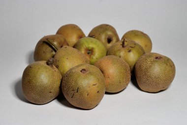 Beyaz arkaplanda sağlıklı Asya armutları