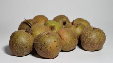 Beyaz arkaplanda sağlıklı Asya armutları