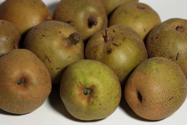 Beyaz arkaplanda sağlıklı Asya armutları