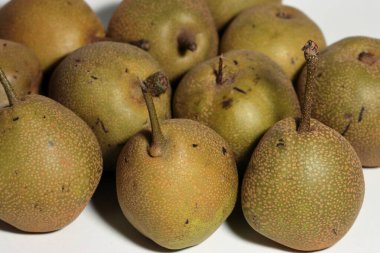 Beyaz arkaplanda sağlıklı Asya armutları