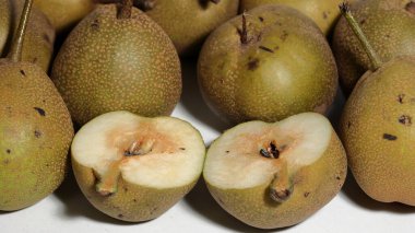 Beyaz arkaplanda sağlıklı Asya armutları