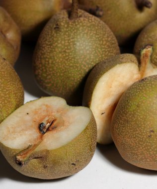 Beyaz arkaplanda sağlıklı Asya armutları