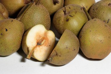 Beyaz arkaplanda sağlıklı Asya armutları