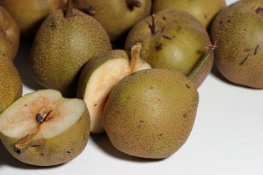 Beyaz arkaplanda sağlıklı Asya armutları