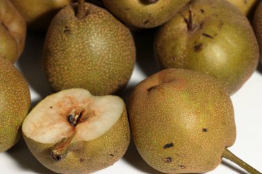 Beyaz arkaplanda sağlıklı Asya armutları