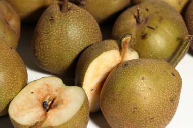 Beyaz arkaplanda sağlıklı Asya armutları