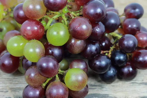 Winogrona Drewnianym Tle — Zdjęcie stockowe