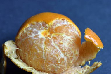 Bir doku arka planında turuncu soyulmuş deri 