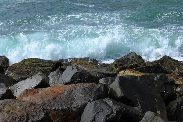Fale Rozbijają Się Skały Plaży Piękne Fale Morskie Wpływają Skaliste — Zdjęcie stockowe