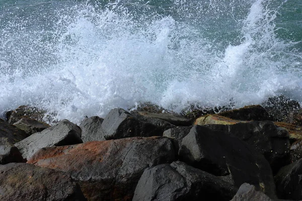 Dalgalar Sahildeki Kayalara Çarpıyor Güzel Deniz Dalgaları Sahildeki Kayalık Sahile — Stok fotoğraf