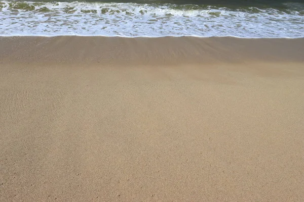 Orilla Del Mar Con Playa Arena Olas Avance Espuma Agua —  Fotos de Stock