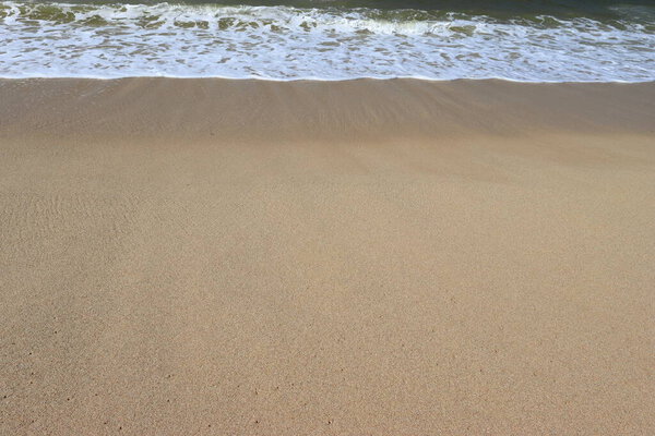 Ocean Shore Sandy Beach Advancing Wave Water Foam Smooth Sand — Stock Photo, Image