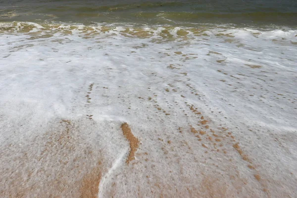 Wybrzeże Oceanu Piaszczystą Plażą Falą Naprzód Pianka Wodna Gładkim Piasku — Zdjęcie stockowe