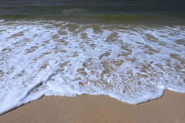 Ocean Shore Com Praia Areia Onda Avanço Espuma Água Com — Fotografia de Stock
