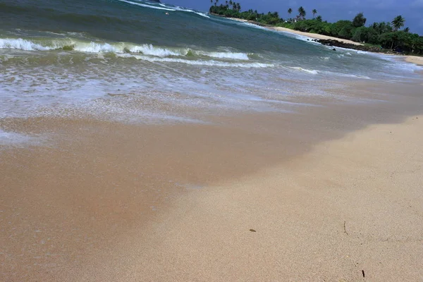 Берег Океана Песчаным Пляжем Наступающей Волной Пена Гладким Песком — стоковое фото