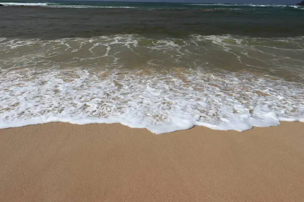 Orilla Del Mar Con Playa Arena Olas Avance Espuma Agua —  Fotos de Stock