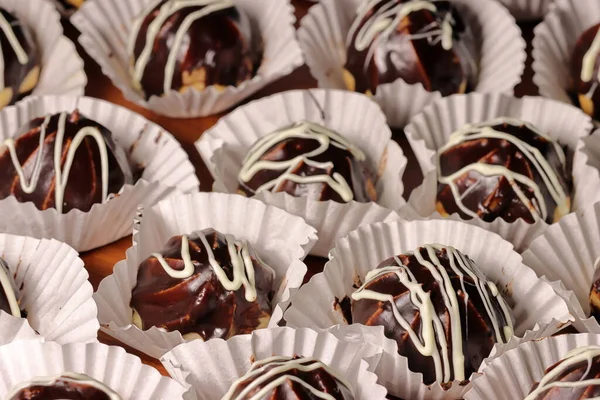 Profiterole Cioccolato Sfondo Legno — Foto Stock
