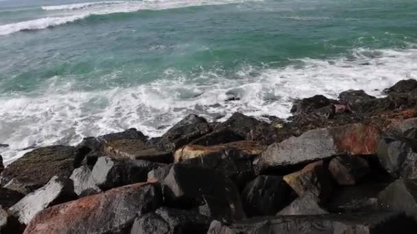 Κύματα Που Συντρίβονται Στα Βράχια Στην Παραλία — Αρχείο Βίντεο
