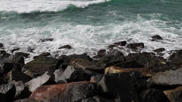 Волны Разбивающиеся Скалы Пляже — стоковое видео