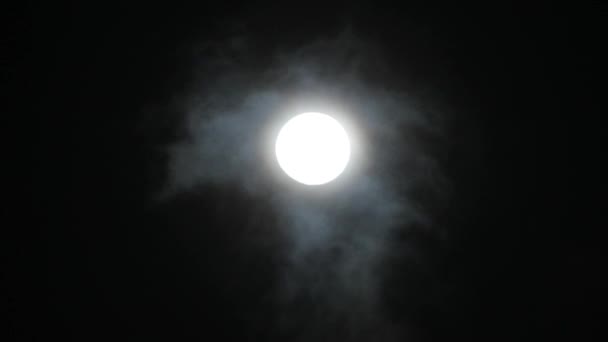 Луна Полнолуние Белые Облака Сцене Черного Ночного Неба — стоковое видео