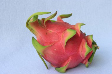 Beyaz arka planda Ejderha Meyvesi. Ejder Meyvesi pitaya, pitahaya, huo long guo, strawberry armudu olarak da bilinir., 