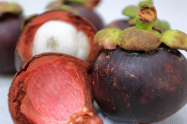 Sulu çekirdekli mor mangosteen meyvesi.