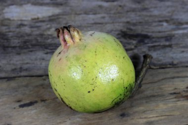 Nar ahşap bir masa üzerinde