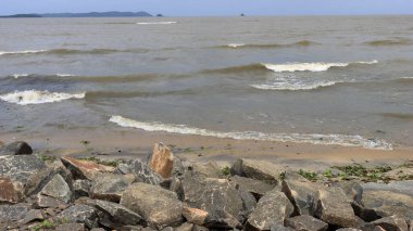 Dalgalar sahildeki kayalara çarpıyor. Kayalıkların oluşturduğu deniz dalgaları ve kabarcıklar.