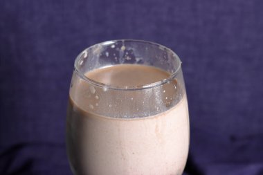 Ev yapımı sütlü çay. Lezzetli Tayvan tapyoka inci baloncuklu bardağı parlak mermer masaya dökerek. Tarif konsepti