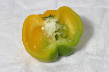 Beyaz arka planda yeşil dolma biber. tatlı yeşil çan biberi, beyaz arka planda izole edilmiş, kırpma yolu, tam alan derinliği, kırmızı biber