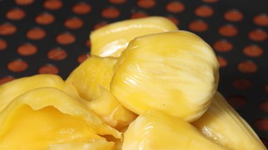 Taze olgun meyveler. Taze, tatlı, meyveli, yenmeye hazır. Jackfruit kesiyorum. Tropik meyve. 