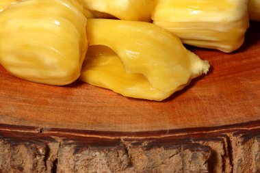 Ahşap kesme tahtasının üzerinde olgun meyveler