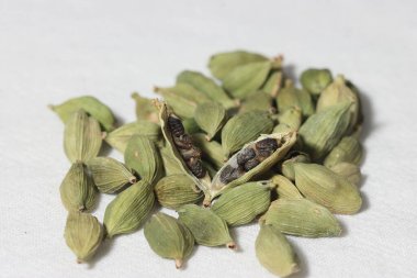 Kakule beyaz arkaplanda izole edildi, kırpma yolu, tam derinlik