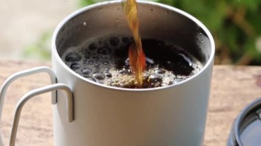 Çay fincana dökülür. Yavaş çekim