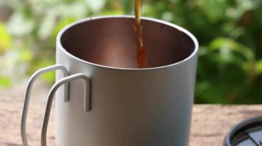 Çay fincana dökülür. Yavaş çekim