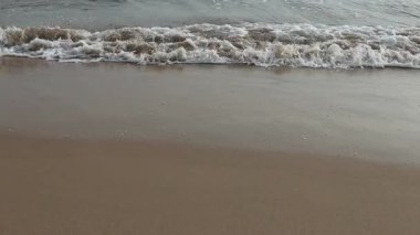 Kumsala vuran rahatlatıcı dalgalar