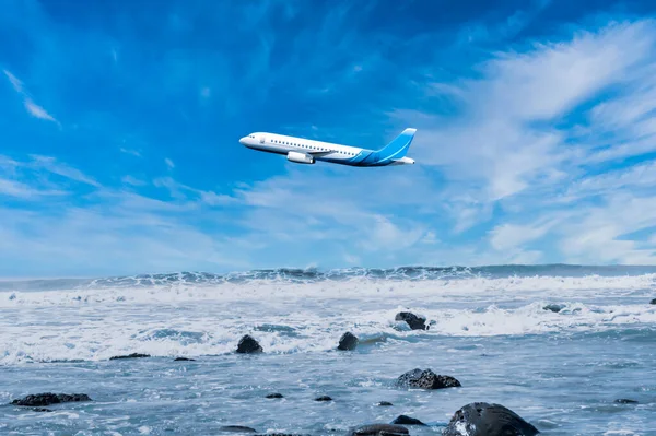 Hermosas Rocas Orilla Del Mar Grandes Olas Aviones Volando Cielo —  Fotos de Stock