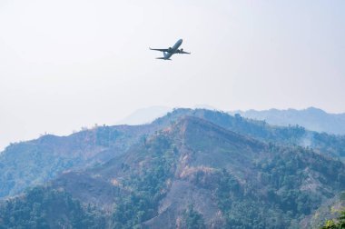 Bandarban, Bangladeş 'te dağın üzerinden uçan uçak