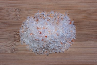 Himalaya tuzunun bambu kesme ya da doğrama tahtasındaki gerçekçi düzlüğü